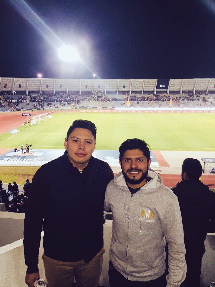 ReyesEric's tweet photo. Con @RubenRmro y su maldita barba de árabe en el lobos vs tigres! ¡Gracias hermano! #prepos https://t.co/t7VJYfpTrl