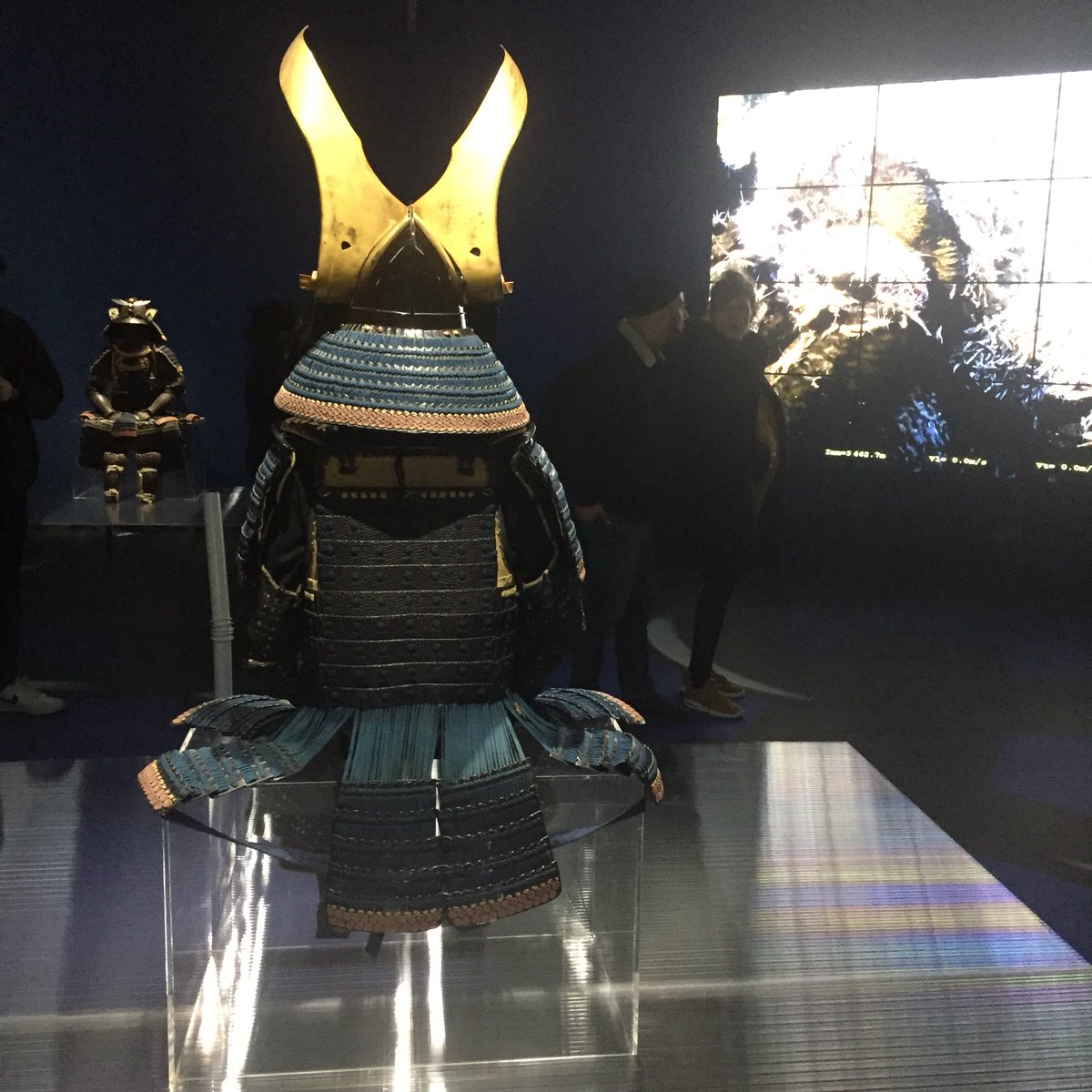 StoryTaste's tweet photo. Y a-t-il #discorde entre les somptueuses armures de #daimyo et les #robots dans l’ expo de #longly ? #DiscordeFilleDeLaNuit #storytelling #artcontemporain https://t.co/EtmFa3SORY