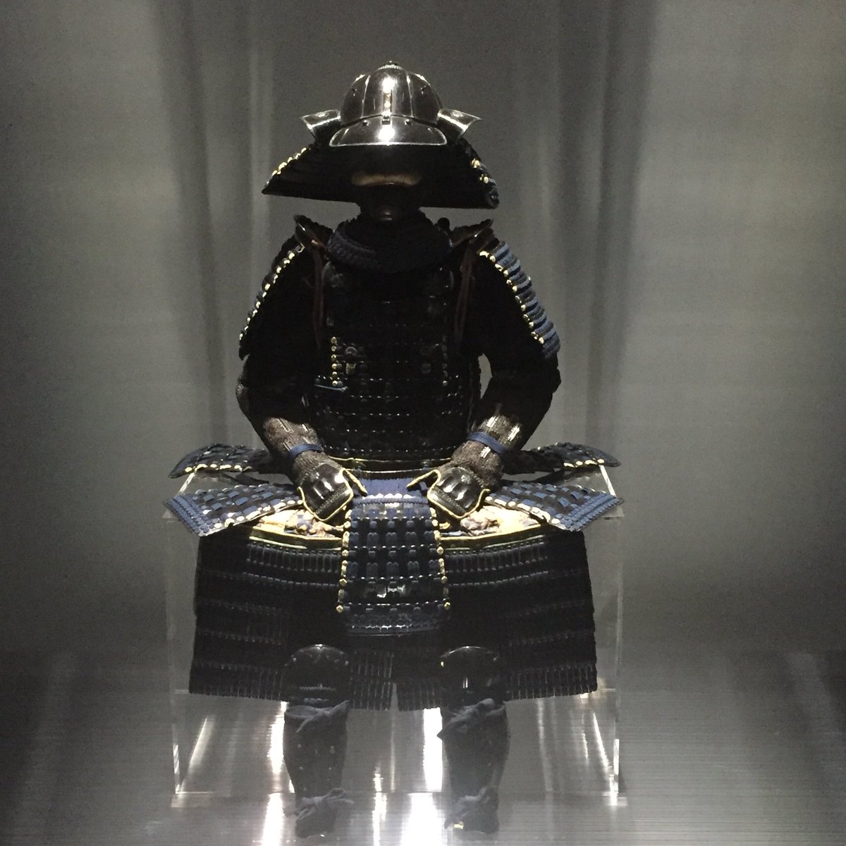 StoryTaste's tweet photo. Y a-t-il #discorde entre les somptueuses armures de #daimyo et les #robots dans l’ expo de #longly ? #DiscordeFilleDeLaNuit #storytelling #artcontemporain https://t.co/EtmFa3SORY