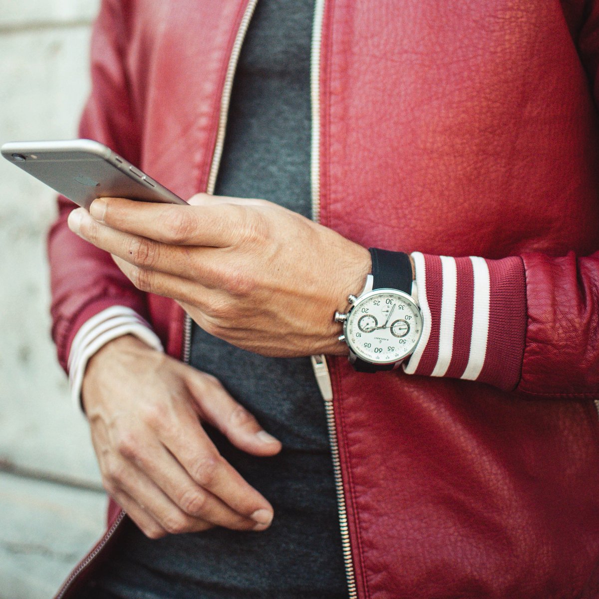 A veces esperamos llamadas que deberíamos hacer nosotros. ⌚️📱#LiveTheNow #RadiantWatches