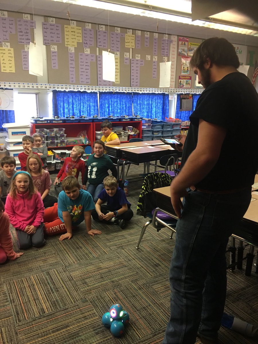 KGroettumVesel's tweet image. Taking our #codingclassroom to the Elementary School today to pass on our skills to the second graders!