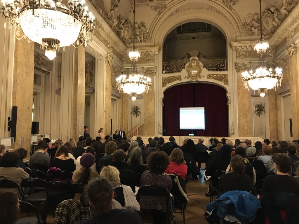 Raph_journalist's tweet photo. #NuitDeLaSolidarité, 170 bénévoles suivent une formation avant de partir en maraude. Départ de la mairie du 18ème. https://t.co/U0n2L8qMoL