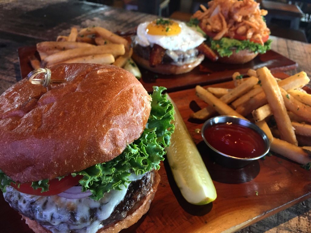 DraftSanDiego's tweet image. Burgers, brews &amp;amp; views everyday at #Draft 🍻