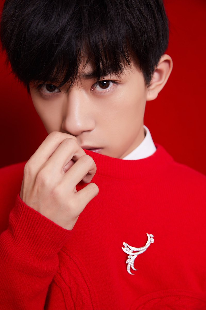 JacksonYee_YT's tweet photo. #易烊千玺 和大家有个约定❤️让我们共同畅想未来，向前出发！#JacksonYee sang "I Have an Appointment with 2035" at the 2018 Spring Festival Gala, giving a fresh voice to the 35-year-old event. The lyrics of the song included their best wishes for China.Cr: 易烊千玺JacksonYee工作室 https://t.co/tP5SuTXyM1