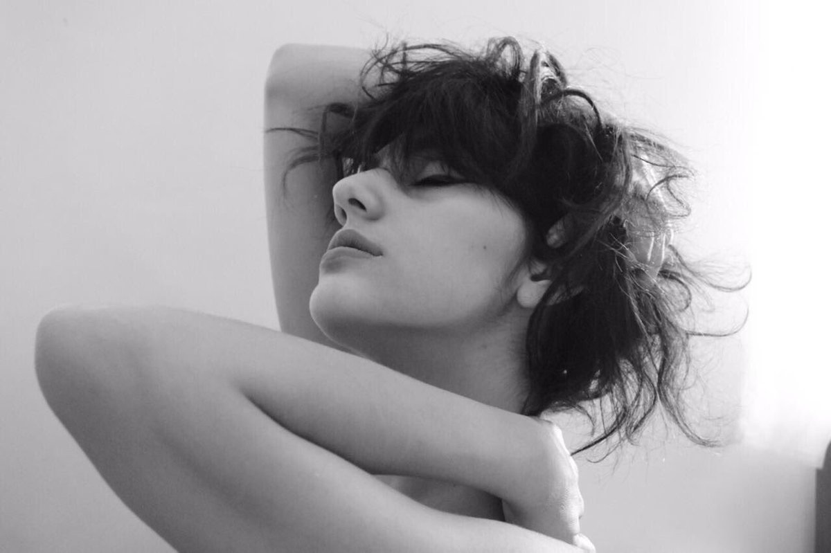 NadineEssami's tweet photo. A woman. https://t.co/ykWfrhZEyo