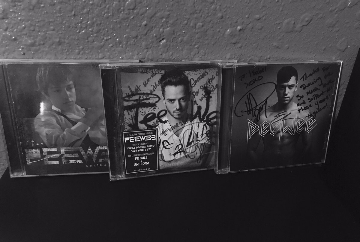 ElMundodePeeWee's tweet photo. Cada disco dice una historia. #YoSoy #Vive2Life #ElPeeWee. Gracias por alegar mi vida con tu música @PeeWeeMusic https://t.co/loo0rpHM1y