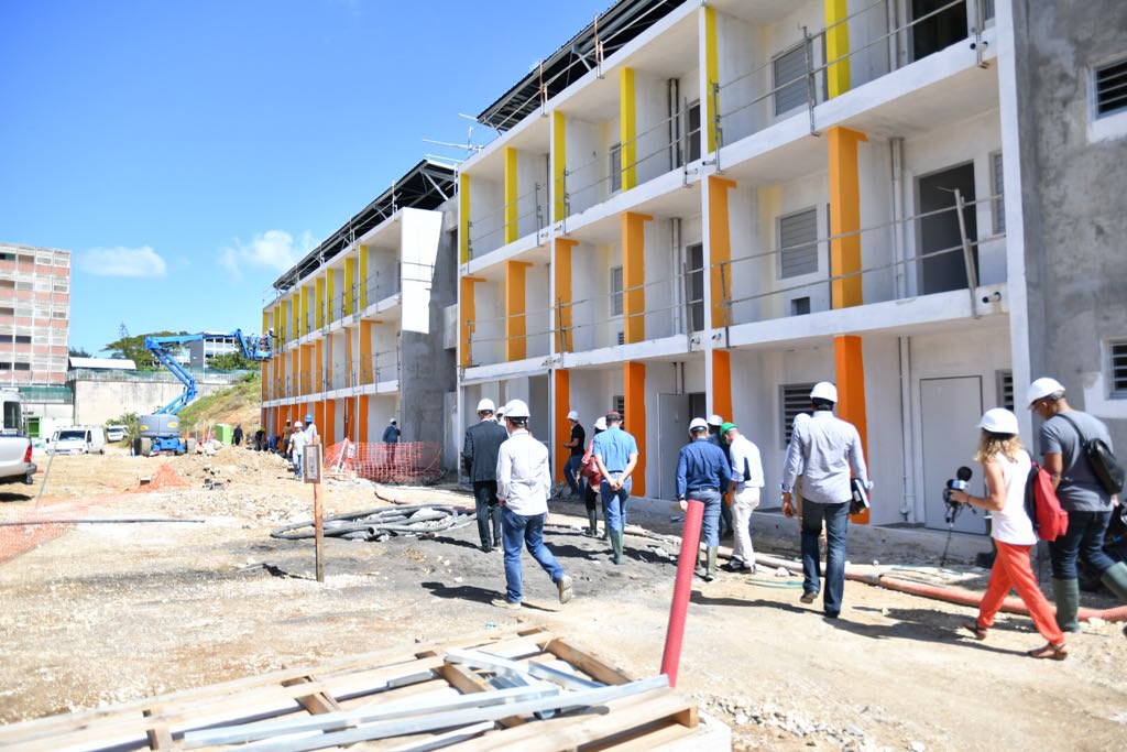 CRGuadeloupe's tweet photo. #GrandsChantiers Ce matin, @achalus971 s’est rendu avec élus et techniciens sur le chantier de la restructuration de la cité scolaire de #Baimbridge pour un point sur l’avancée. Coût du projet : 170M€. Phase 1 en livraison : logements de fonction,internat,bâtiment d’enseignement https://t.co/dlsP1GaX9q