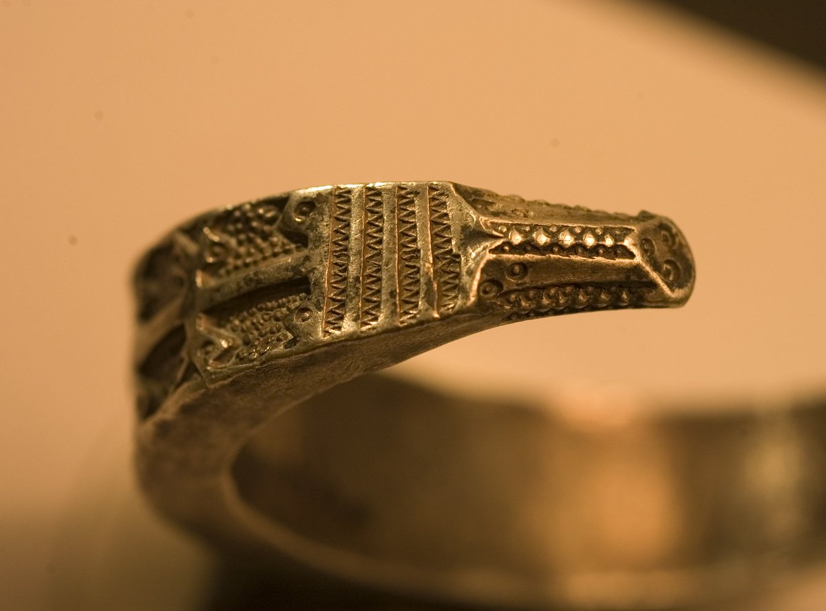 NyBjornG's tweet photo. Up close...
One end of a late #VikingAge silver armlet from a #silverhoard found at Barshaga, #Gotland. It features an array of pattern stamps impressed in a beeswax original prior to casting, not punched.
Now at @historiskamuse, inventory no. 14379
#Archaeology #silvercasting https://t.co/SeRMgLmO00
