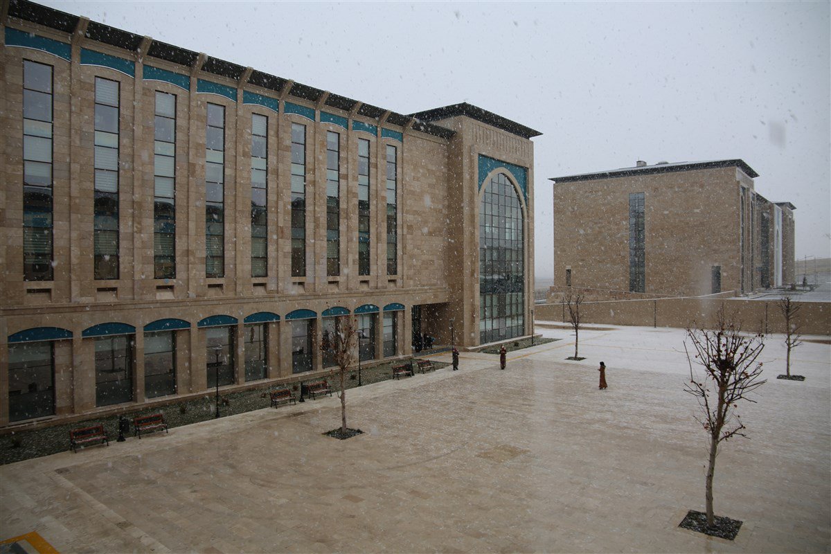 Esenboğa Külliyemizde KAR Manzarası
<a href="/drMetinDogan/">Prof.Dr.Metin Doğan</a> <a href="/usanfatih/">M. Fatih Uşan</a> <a href="/aricankazim/">Musa Kazım ARICAN</a> <a href="/ybunikonsey/">AYBÜ Öğrenci Konseyi</a> @abkarabulut
#Ankara #Kar #Karmanzarası #Manzara