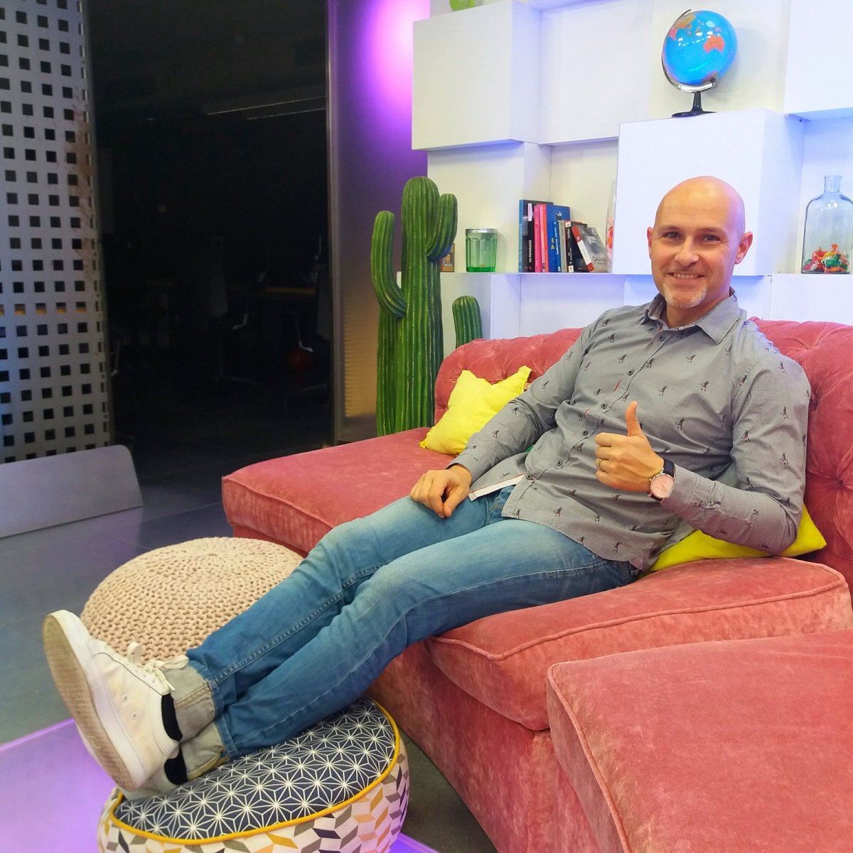 enricbayon's tweet photo. En el sofá de @cazamariposastv https://t.co/E8M5nc136t