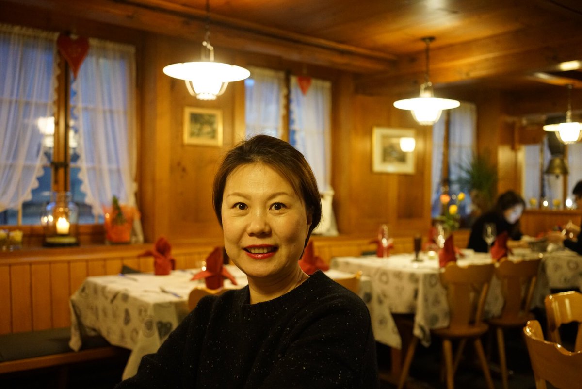 SwissTravels's tweet photo. 在建于1666年的传统瑞士房屋中, 瑞士Fondu (融化的奶酪) https://t.co/TmvT97TQii