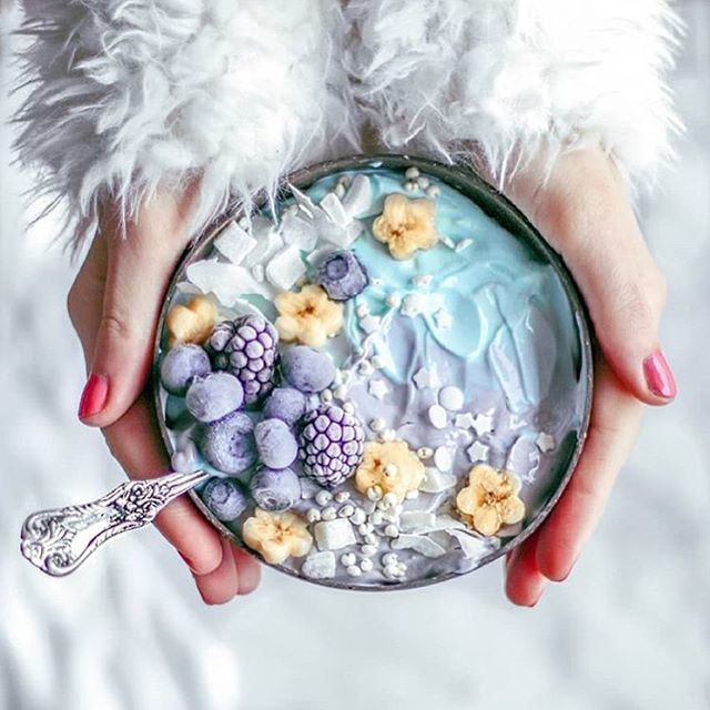 smoothie_bowls's tweet photo. How AMAZING does this frosty smoothie bowl look, by the ULTRA TALENTED Justyna of @isiaaak 💎❄️💎❄️💎 LOVE LOVE LOVE 💖 https://t.co/pynhoOL8Ge https://t.co/ANaSJ6ERgX