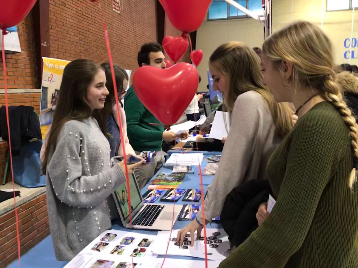 Padres y estudiantes visitan nuestros stands. #JornadasDeOrientación18