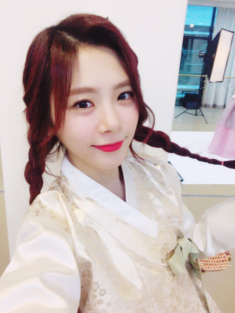 hf_dreamcatcher's tweet photo. [#지유] 꺄아💕오늘은 설날입니다! 다들 하루 잘 보내고 있어요? 저는 유럽에서 설을 보내고 있는데 울 애낌이들은 뭐하면서 보내려나~~ 보고싶으니까 내사진❤ 
#드림캐쳐 #Dreamcatcher https://t.co/wP0xaW4aGO