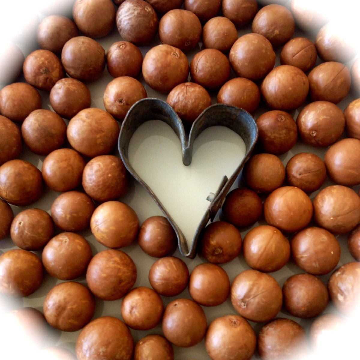 AusMacadamias's tweet image. Good Fat Swaps – nuts are an excellent source of polyunsaturated and monounsaturated fats – the good fats – which can help keep your heart healthy #SmartEatingWeek