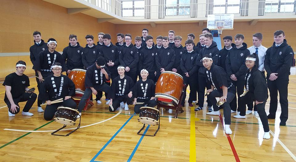 BathRFCJapan18's tweet photo. Always time for a team photo, the lads have had a brilliant time at the Asia Pacific University this morning! 

📸-@fordham_tracy 

#TeamPhoto #Bath #Bappu #Japan #Tour #Rugby #InternationalUniversity  #Cultural #Eductaion #COYB #ComeOnYouBath https://t.co/m0eD35KSgv