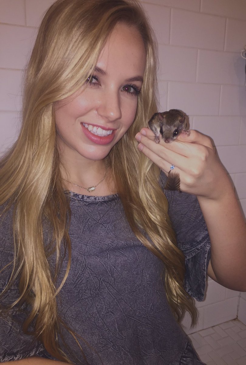 CPudwill's tweet image. My tiny new bestie !! ♥️♥️ #marditheflyingsquirrel