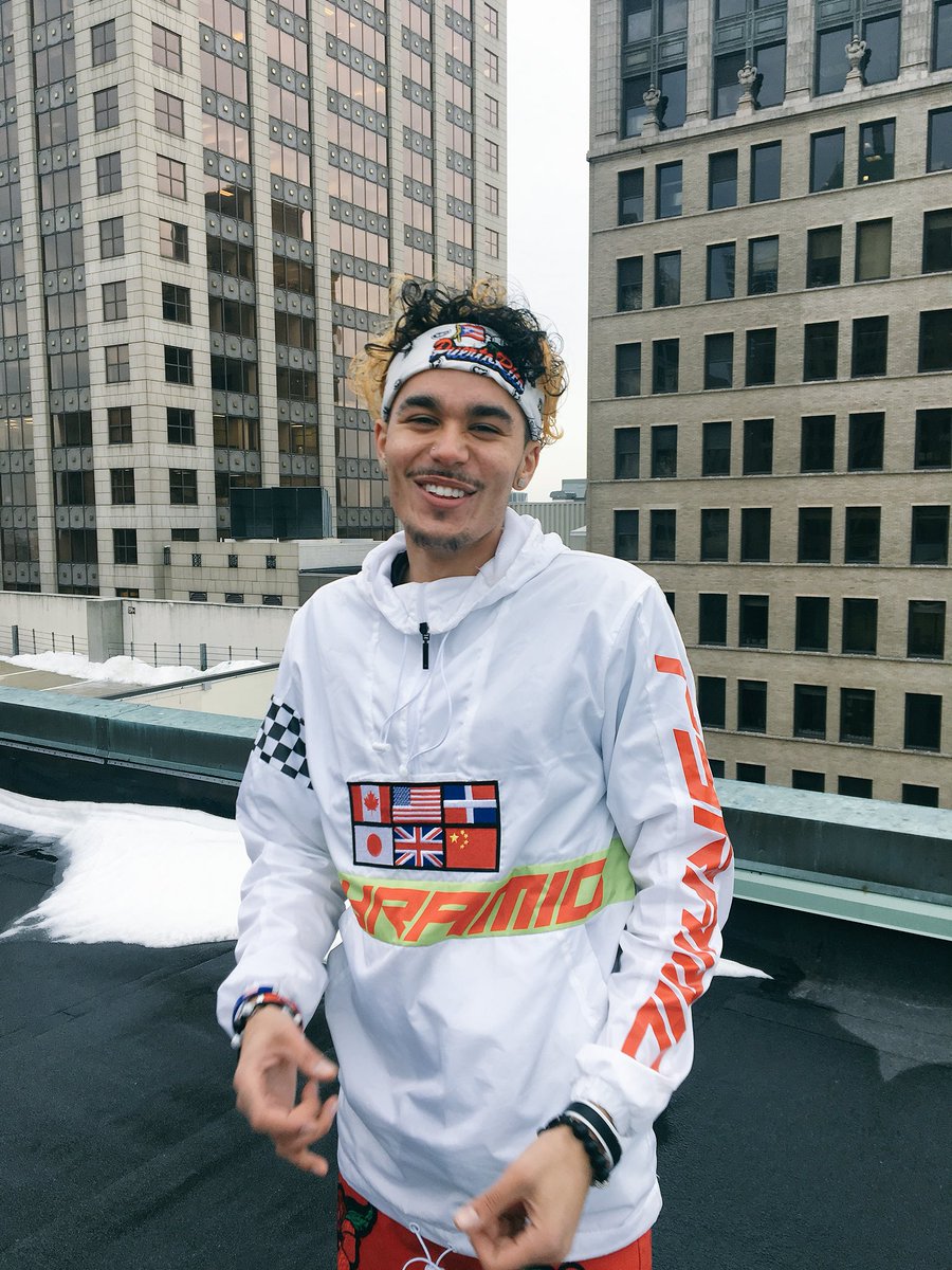 Xx_KrazyLegz_xX's tweet photo. RosePyramid x JurassicClassics FTW #sockflow #windbreakerdoe #valentinetooprime #outfitmakeyougobackintime https://t.co/6JdBngjeUL