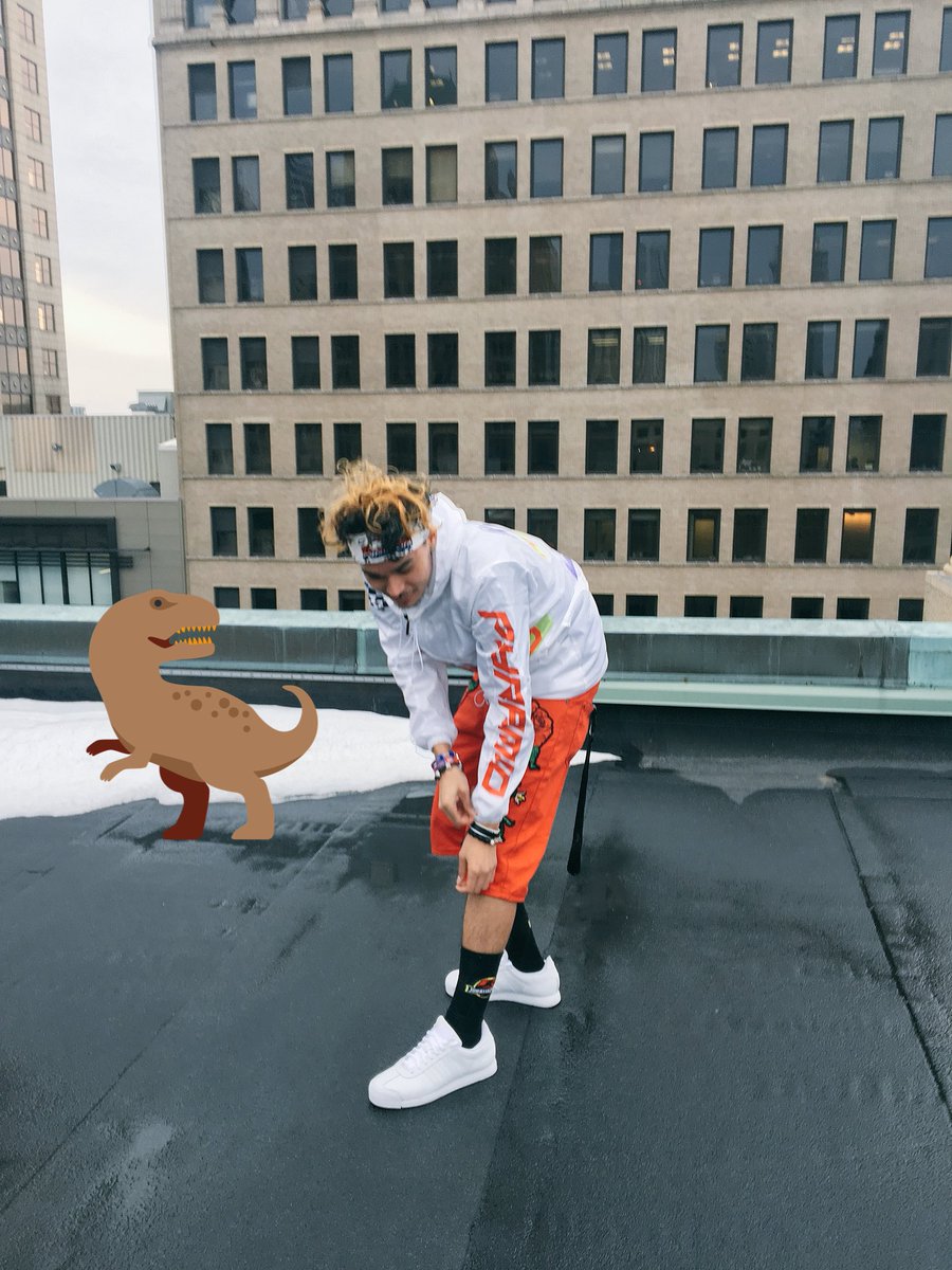 Xx_KrazyLegz_xX's tweet photo. RosePyramid x JurassicClassics FTW #sockflow #windbreakerdoe #valentinetooprime #outfitmakeyougobackintime https://t.co/6JdBngjeUL