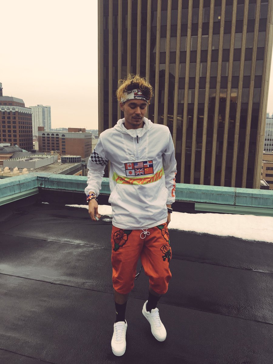 Xx_KrazyLegz_xX's tweet photo. RosePyramid x JurassicClassics FTW #sockflow #windbreakerdoe #valentinetooprime #outfitmakeyougobackintime https://t.co/6JdBngjeUL