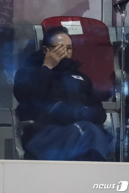 올림픽 중에도 정치보복수사' 계속 MB 격노
논현동 자택 대책회의서 "기어코 나를 구속하겠다는 것이냐" 분노
이명박 같은 병신이 대통령 했다는 자체가 치욕이다
요즘 문재인이 이명박 조사를 보면 당원대회에서 여론조사 조작을 해서
박근혜를 이겨 후보가 되었덴다
가짜 대통령이 평창가서 병신됐다