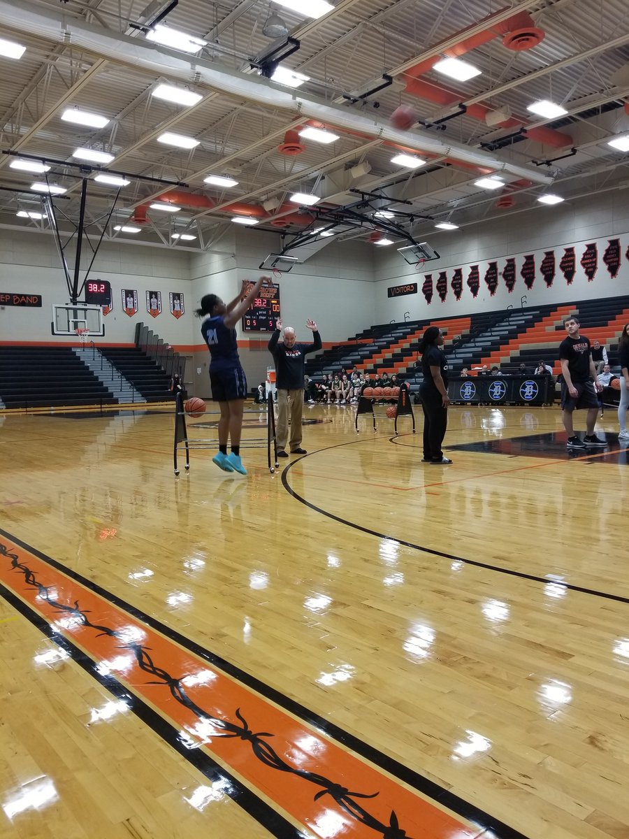 LPLancerBB's tweet photo. Congratulations to LPBB sophomore @darrione_rogers for advancing to the sectional 3-point shooting contest with 10 makes!

#WeAreLakePark #committotheshield https://t.co/6opEzO8OQ8