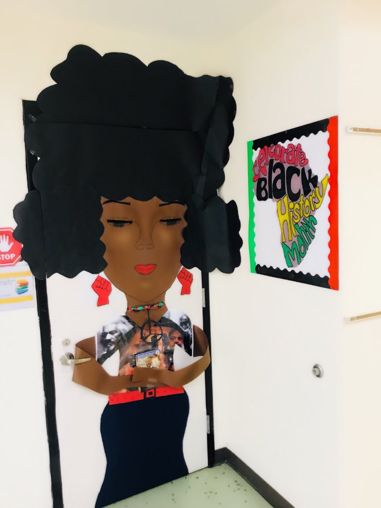 TeachSingleton's tweet photo. 🛑 & 👀! 🖤Pièce de résistance🖤: Mr. Brassell & Ms. Redd’s class take the cake with this Display of AWESOMENESS & AMAZEMENT! We are in AWE of the GREATNESS that exudes from this portrait of artistic excellence! Simply Beautiful😍👏🏾👏🏾👏🏾#oakleytigersroar https://t.co/99QxzJBsLK