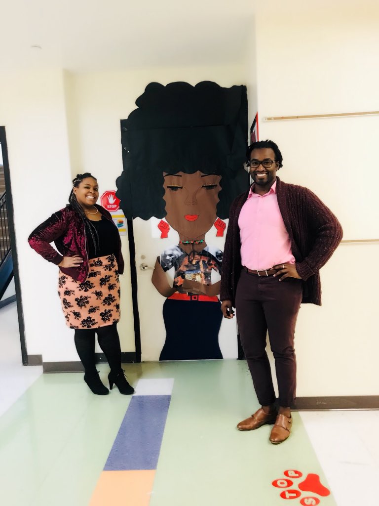 TeachSingleton's tweet photo. 🛑 & 👀! 🖤Pièce de résistance🖤: Mr. Brassell & Ms. Redd’s class take the cake with this Display of AWESOMENESS & AMAZEMENT! We are in AWE of the GREATNESS that exudes from this portrait of artistic excellence! Simply Beautiful😍👏🏾👏🏾👏🏾#oakleytigersroar https://t.co/99QxzJBsLK