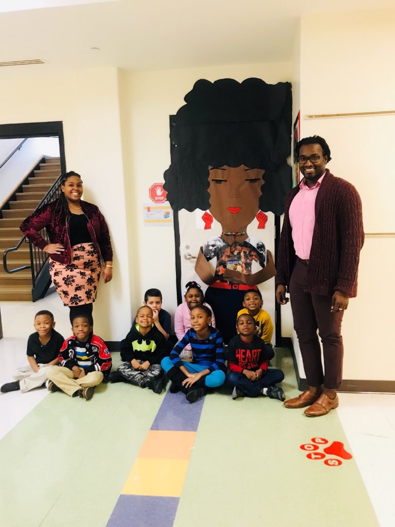 TeachSingleton's tweet photo. 🛑 & 👀! 🖤Pièce de résistance🖤: Mr. Brassell & Ms. Redd’s class take the cake with this Display of AWESOMENESS & AMAZEMENT! We are in AWE of the GREATNESS that exudes from this portrait of artistic excellence! Simply Beautiful😍👏🏾👏🏾👏🏾#oakleytigersroar https://t.co/99QxzJBsLK