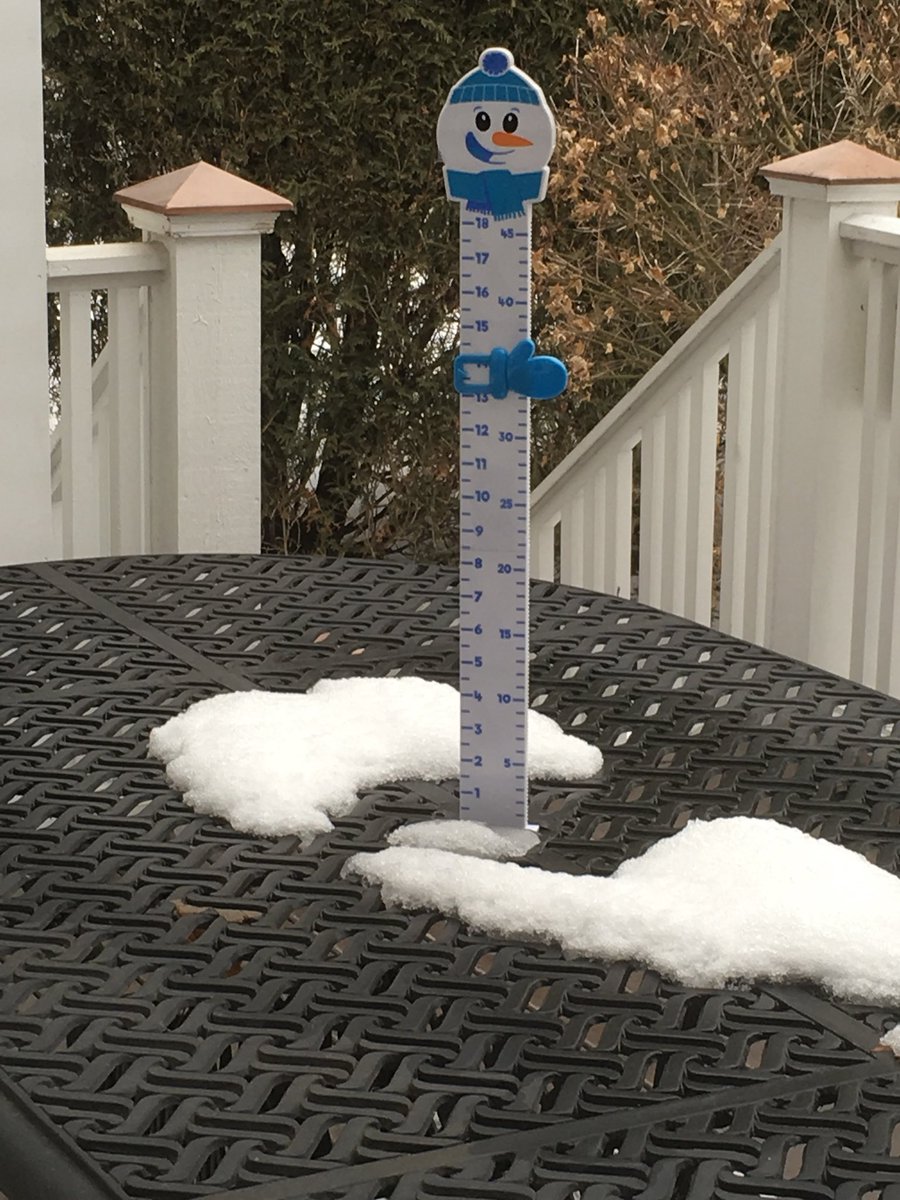 TracyButlerABC7's tweet image. Check out the #snowtable The first photo was from Sunday, the second photo from yesterday &amp;amp; the last photo, just now!  #Chicago 
#melting