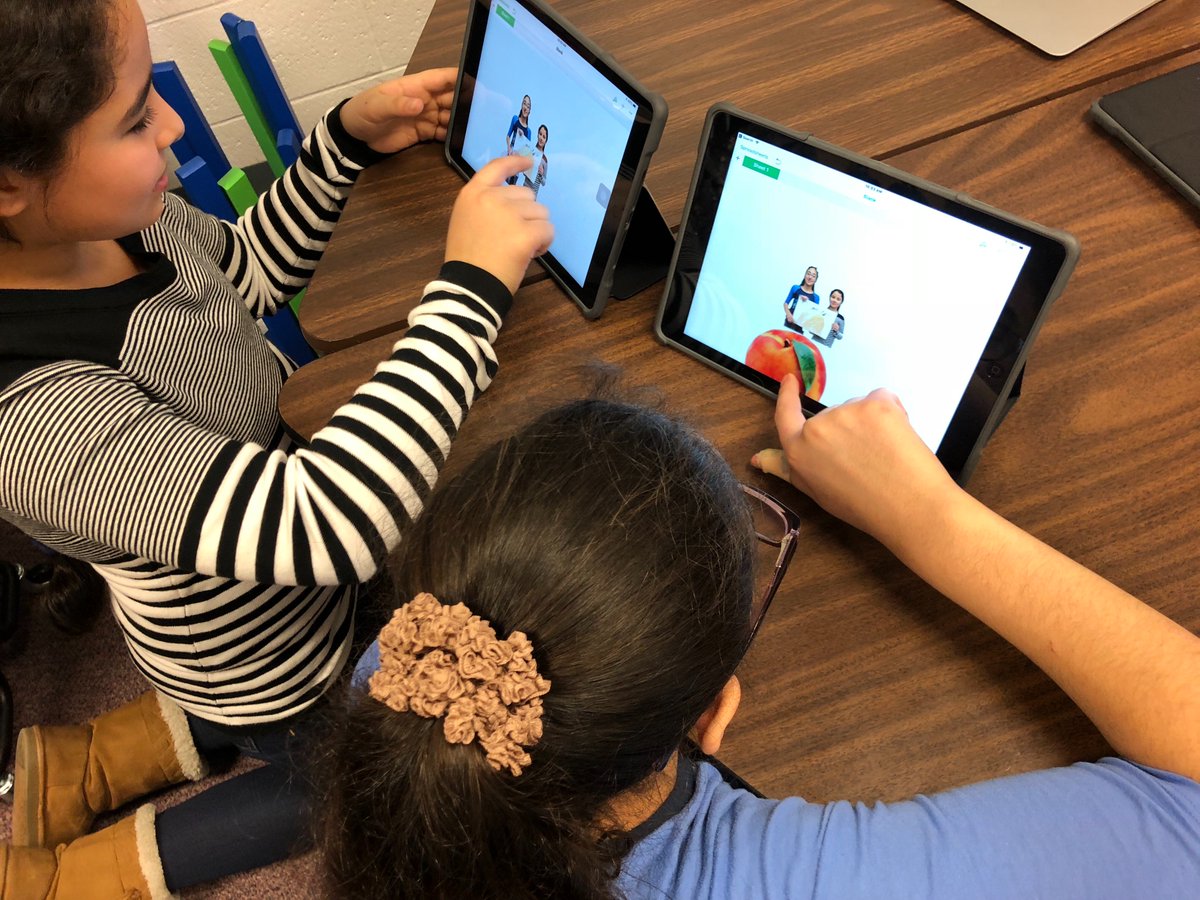 MoisesLopez30's tweet photo. Techy Thursday in room 9 with visitors from room 24 @CathyPatla during reading book clubs! @OSD135 @Liberty_D135 https://t.co/0h8al14ouq
