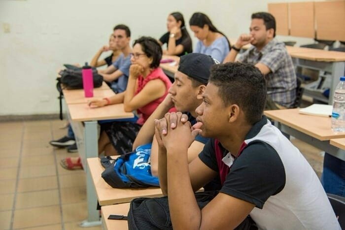EconomiaUnimag's tweet photo. Compartimos algunas imágenes de la conferencia de la Dra. Katharine Farrell, realizada dentro del marco del I Seminario Permanente de la Facultad de Ciencias Empresariales y Económicas. 
Fotografías: @unimagdalena https://t.co/kvYnDsNbth