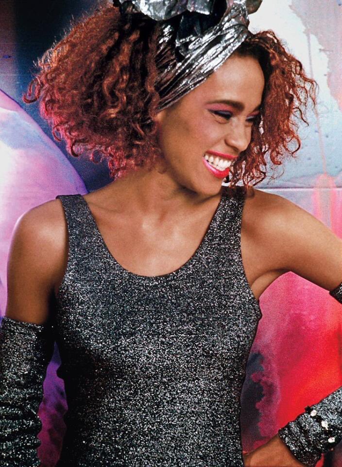 Classic_Whitney's tweet photo. "How Will I Know" hit No.1 on Billboard's Hot 100, Hot R&B Singles and Adult Contemporary Charts this week, 32 years ago (15 Feb 1986). It was Whitney's second consecutive No.1 - a run that would extend to a record setting 7 over the following 2 years.
#7ConsecutiveNumberOnes https://t.co/ZgnySM5i7P