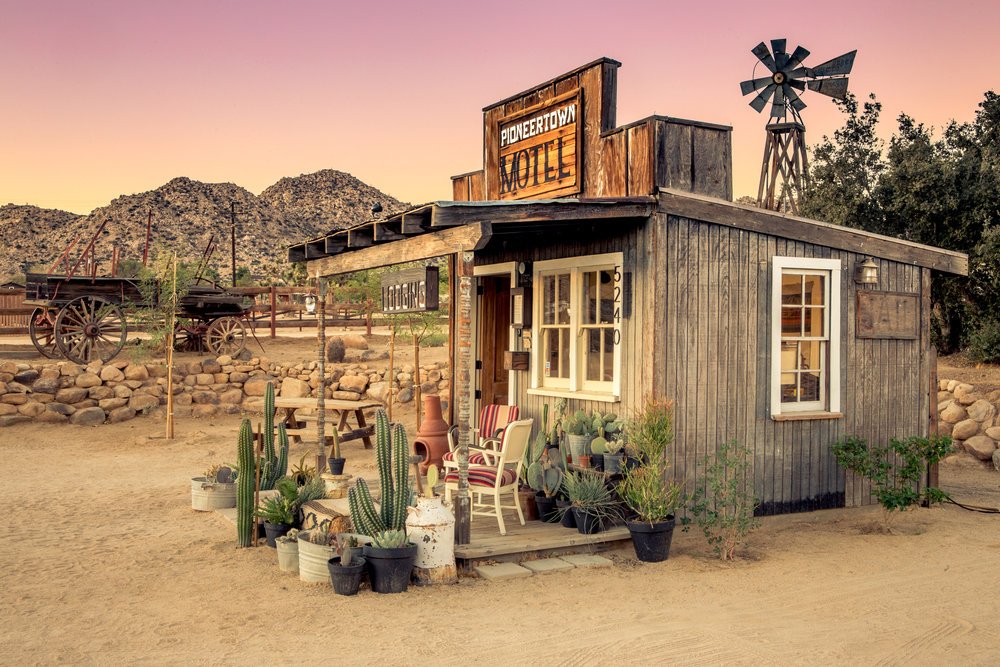 WanderingCoast's tweet photo. I love the idea of accommodation being as unique as the destination. Whenever we book a room or apartment for a trip we always make sure it holds a little of the essence and charm of the local area, even if we're on a budget. For that reason, the Pioneertown Motel caught my eye. https://t.co/RYKswGlAY0
