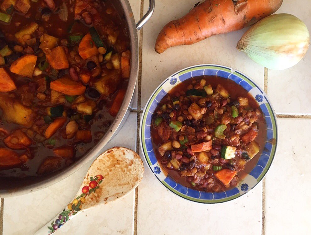 DelaneyWray's tweet photo. Nothing says comfort like a big of veggie chili! 🥘 #happyhealthycooking #chili #veganchili #alltheveggies #comfortfood #wintermeals https://t.co/hh1uO89FJ3