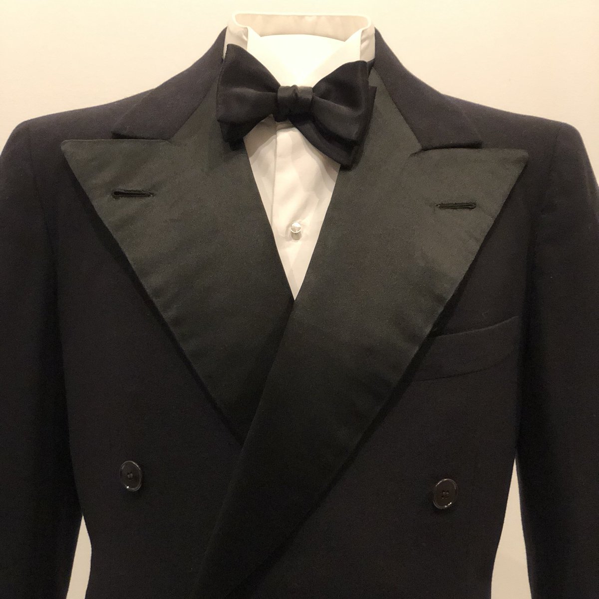 sleevehead's tweet image. 1930s dinner jacket owned by Alfred de Meyer and made by Viennese tailor Wolf Kahan. Note the nearly horizontal lapels and the use of horn buttons rather than covered buttons. #dinnerjacket #tuxedo #bespoke #sartorial #menswear #mensstyle #mensfashion #tailor #tailored #tailoring