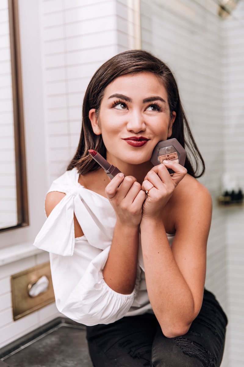 CailaQuinn's tweet photo. You don’t need to be walking down a runway to make an eye-catching statement. I’ve teamed up with @BurtsBees to create a metallic gold eye, inspired by the trends I saw at #NYFW. Have you tried this new makeup collection yet?🐝 #burtsbeesbeauty #notsynthetic #workingwithburtsbees https://t.co/1B7OpKLF6C
