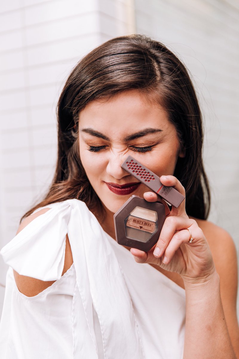 CailaQuinn's tweet photo. You don’t need to be walking down a runway to make an eye-catching statement. I’ve teamed up with @BurtsBees to create a metallic gold eye, inspired by the trends I saw at #NYFW. Have you tried this new makeup collection yet?🐝 #burtsbeesbeauty #notsynthetic #workingwithburtsbees https://t.co/1B7OpKLF6C