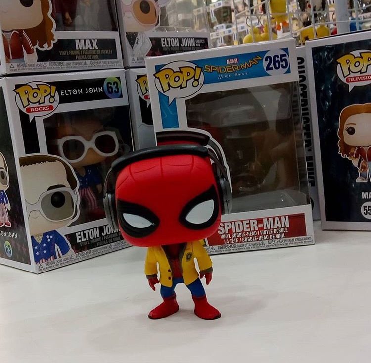 barrapointrj's tweet photo. Se você curtiu os blocos de rua do Rio de Janeiro, com certeza se deparou com diversas pessoas fantasiadas de personagens do mundo geek, certo? Então não deixe essa energia passar e venha na Geek and Toys adquirir a sua nova miniatura favorita, são diversas opções! https://t.co/bIHASF33eW