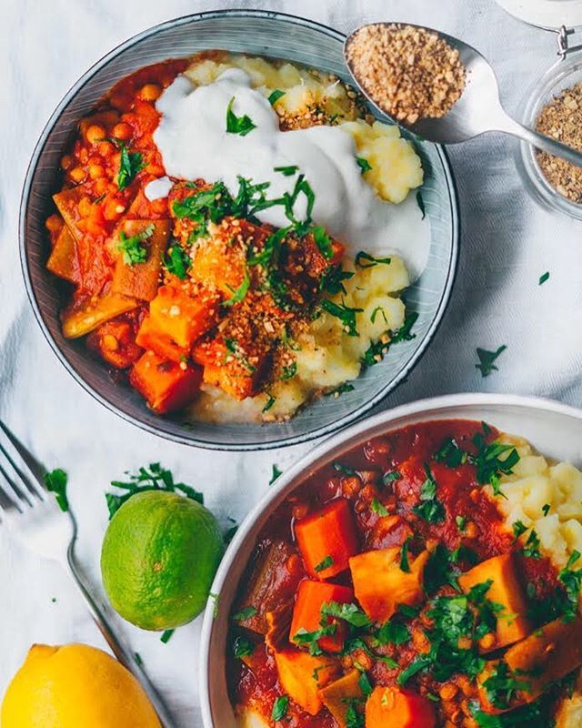 letscookvegan's tweet photo. Vegetable ragout with mashed celery potatoes by @klaraslife 💛
Recipe
2 onions, cut into slices
2 garlic cloves, chop
2 carrots, thick slices
3 sticks of celery, 2 cm
¼ celeriac, roughly diced
100 g brown lentils
1 handful of flat green beans, pieced
3 tablespoons tomato past… https://t.co/IRYVCFfba9