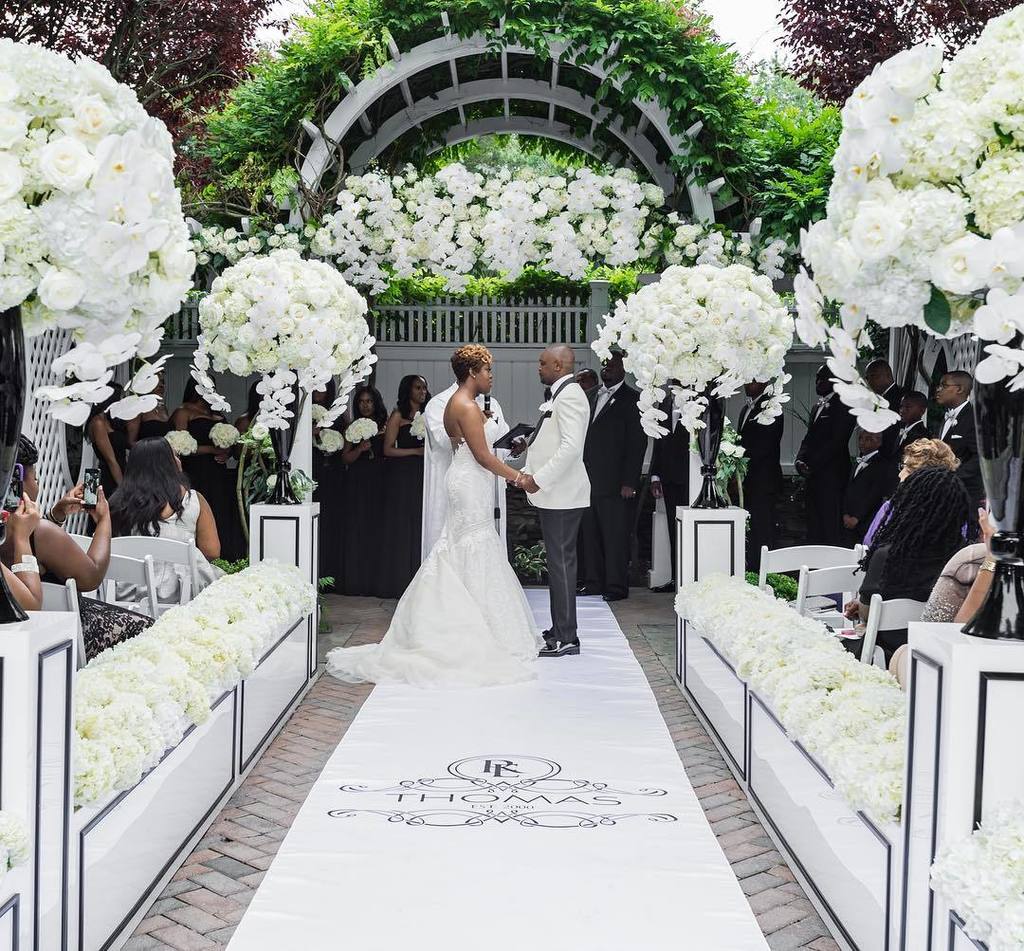 munaluchiBride's tweet photo. Ceremony goals! More from this luxury #vowrenewal in the #munawinter17 issue now. Link in bio | planner: @elleaudreynewyork | floral design: @makiniregaldesigns | photo: @amyanaizphoto .
.
#weddingday #blackandwhitedecor #ceremony #weddingceremony #white… https://t.co/v3mmuYxxk8 https://t.co/1qOKNkSd55