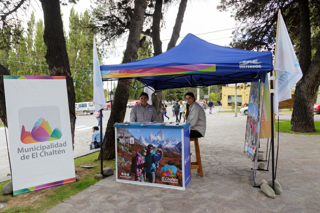 TChalten's tweet photo. El Chaltén presente en la Fiesta Nacional del Lago #FNDL2018 @ElCalafateOK https://t.co/k1HE7RBih9