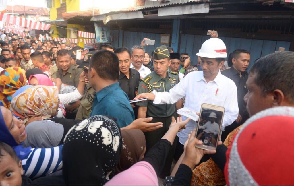 EkoSandjojo's tweet photo. Kunjungan kerja Presiden Joko Widodo ke Batu Merah, Ambon meninjau normalisasi sungai melalui program #PadatKaryaTunai dengan #DanaDesa.@KemenDesa @tppindonesia @SandjojoCenter @SatgasDanaDesa https://t.co/3eGlxFfyaY