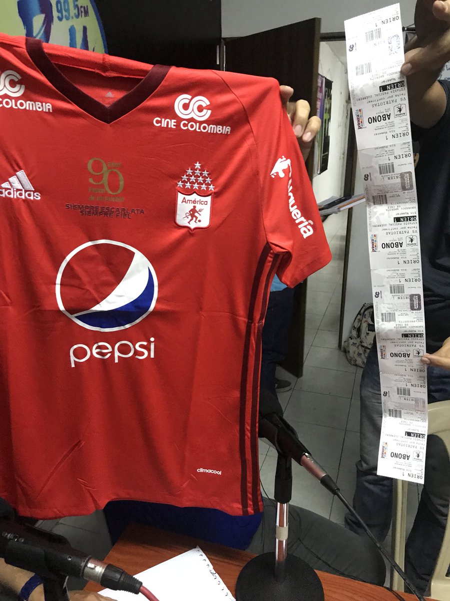 ElGatoArceArce's tweet photo. Ya mismo comiencen  escribir a #SudamericanaEnZonaLibreDeHumo el resultado @ClubDefensayJus Vs @AmericadeCali porque vamos a entregar la camiseta del rojo y 4 entradas para el partido del domingo @ZonaLibreDeHumo https://t.co/oSB31fxhNe