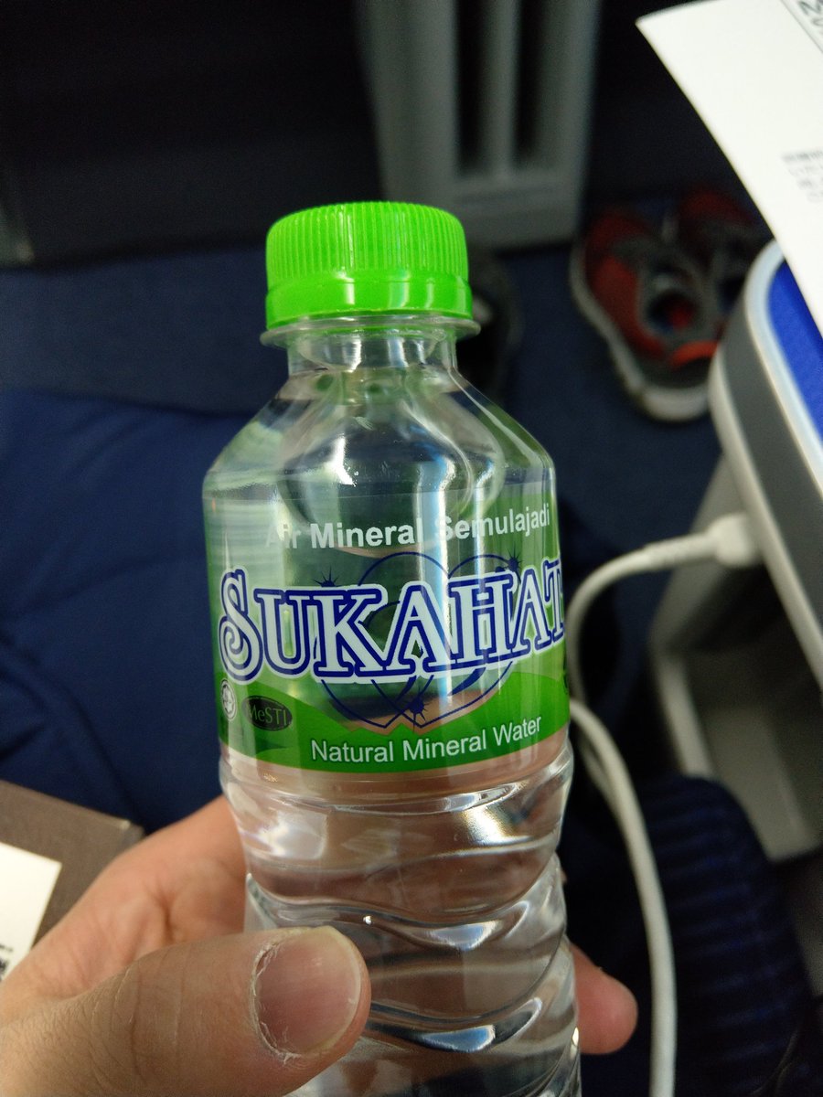 soratabifree's tweet photo. 機内では、日本発なのに、どこの水だ?クアラルンプールの水かな?
#NH885
#クアラルンプール
#KLIA https://t.co/0eiAakXFSs