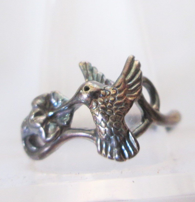 vintagebadtique's tweet photo. https://t.co/cJHPwJBMw4
#Rings #VintageBadtique #sterlingsilverring #giftidea #womensring #FineJewelrySeta #hummingbirdring #Size9half #ringNewInBox #birdring #hummerbird #birdjewelry #apodiformbird #vibratinghummer https://t.co/wbeYupiFW1