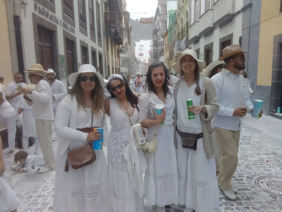 MarviaMaya's tweet photo. Indianos!!! #indianos #FIESTA #CarnavalSC18 #Carnavales #CarnavalesSeguros2018 #chicas #LaPalma #BuenDia #lunes https://t.co/QUtszIg0b1