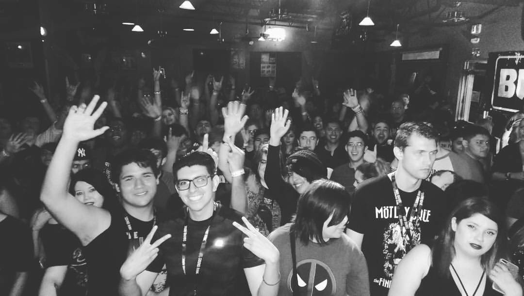 Awesome #Crowds  make us want to #Rock all day.