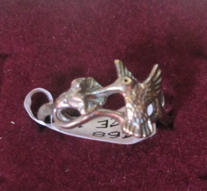 vintagebadtique's tweet photo. https://t.co/cJHPwJBMw4
#Rings #VintageBadtique #sterlingsilverring #giftidea #womensring #FineJewelrySeta #hummingbirdring #Size9half #ringNewInBox #birdring #hummerbird #birdjewelry #apodiformbird #vibratinghummer https://t.co/wbeYupiFW1