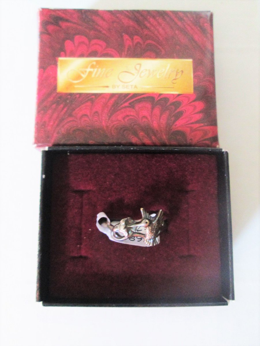 vintagebadtique's tweet photo. https://t.co/cJHPwJBMw4
#Rings #VintageBadtique #sterlingsilverring #giftidea #womensring #FineJewelrySeta #hummingbirdring #Size9half #ringNewInBox #birdring #hummerbird #birdjewelry #apodiformbird #vibratinghummer https://t.co/wbeYupiFW1